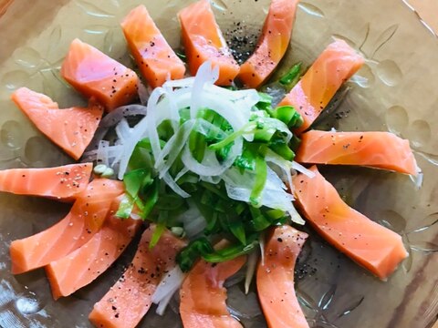 新たまねぎとさや豆サラダとサーモンのカルパッチョ